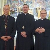 W kościele NMP Wspomożenia Wiernych w Sośnicy. Z misjonarzem bp Sławomir Oder i ks. proboszcz Piotr Grzegorzewicz.