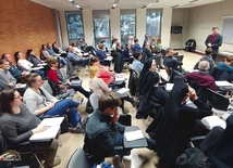 Warsztaty odbywają się stacjonarnie i online. 