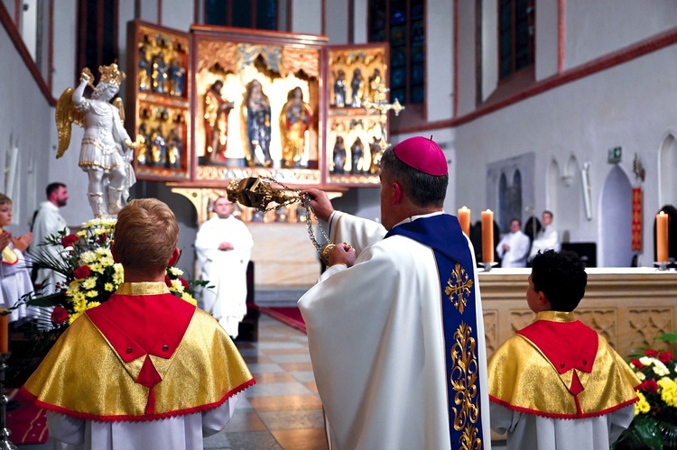 Biskup okadza statuę na początku Mszy św.