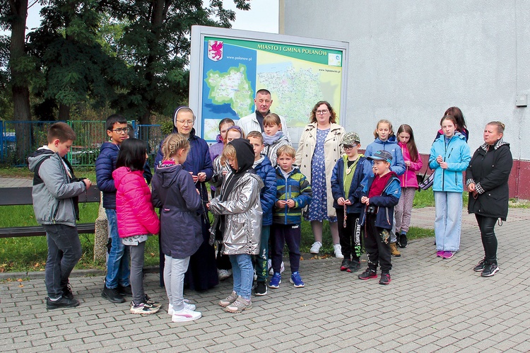 W Polanowie modlono się przy rondzie i stacji benzynowej.