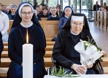 S. M. Edmunda Brodka podczas uroczystości w Sośnicy, z lewej s. M. Laureta Kobylińska. 