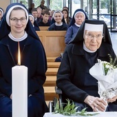 S. M. Edmunda Brodka podczas uroczystości w Sośnicy, z lewej s. M. Laureta Kobylińska. 