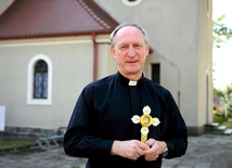 Ks. Andrzej Wachowicz z relikwiarzem.