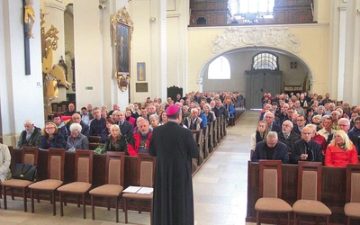 Szczególnie zaproszone są osoby z rad parafialnych.