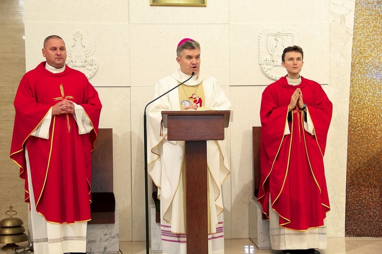 Eucharystię sprawowali kapłani związani z parafią i szkołą.