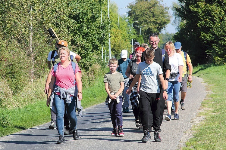 Piechurom sprzyjały pogoda, piękne widoki i perspektywa pikniku.