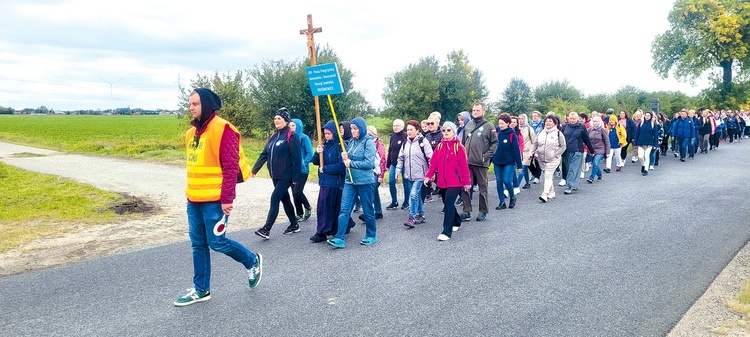 Mimo wietrznej pogody na wędrówkę zdecydowało się ok. 180 pedagogów.