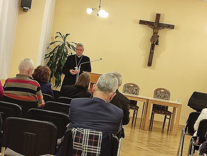 Wykłady są otwarte dla wszystkich.