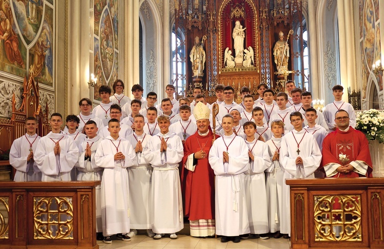 Ceremoniarze z bp. Markiem Solarczykiem i ks. Mariuszem Chamerskim.