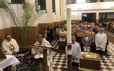 Intencje odczytał ks. Stanisław Nowak. Obok – ks. Andrzej Kania.