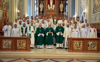 Uczestnicy dorocznego spotkania po Mszy św. w katedrze Opieki NMP.