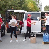 W pakowaniu towarów pomagali pracownicy i wolontariusze.