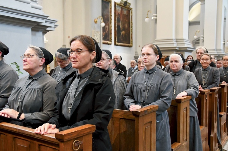 Podstawowym działaniem apostolskim zgromadzenia jest wychowanie i nauczanie dzieci i młodzieży oraz pomoc ubogim.