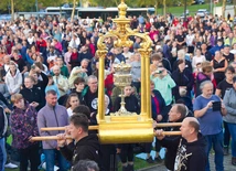 	Sobotnia Eucharystia gromadzi zawsze tłum mieszkańców archidiecezji.