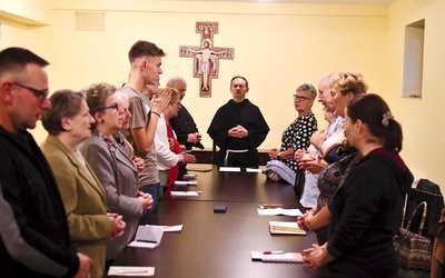 	Zakonnik urodził się w Środzie Śląskiej. Posługiwał we Wrocławiu i Legnicy. Gra na gitarze i organach, pasjonuje się fotografią i filmem.