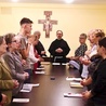 	Zakonnik urodził się w Środzie Śląskiej. Posługiwał we Wrocławiu i Legnicy. Gra na gitarze i organach, pasjonuje się fotografią i filmem.