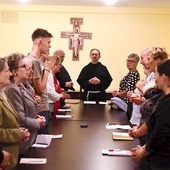 	Zakonnik urodził się w Środzie Śląskiej. Posługiwał we Wrocławiu i Legnicy. Gra na gitarze i organach, pasjonuje się fotografią i filmem.