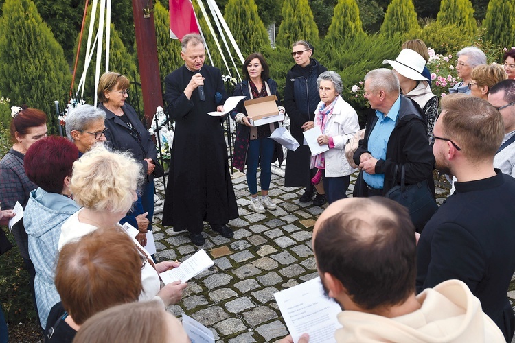 	Akcja rozpoczęła się  od modlitwy pod ciepielowskim krzyżem.