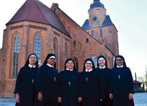 	Od lewej: s. Merly Galang – ekonomka generalna, s. Anita Maku, s. Viginia Ferrer, s. Maria Agata Szymkowiak, s. Paola Masuccio – matka generalna, i s. Catherine Tripulca – sekretarka generalna.