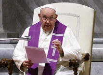 Papież: biskup i wspólnota muszą modlić się za siebie nawzajem