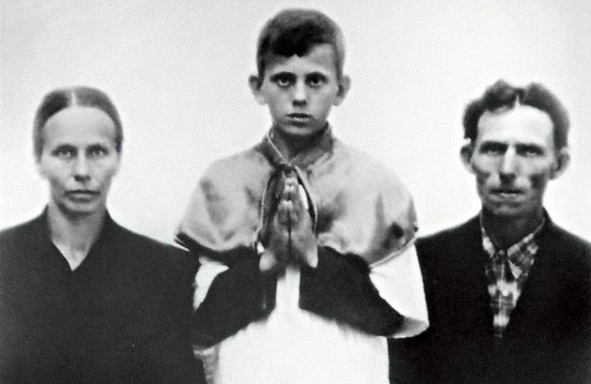 Jerzy Popiełuszko z rodzicami Marianną i Władysławem w dniu Pierwszej Komunii Świętej.