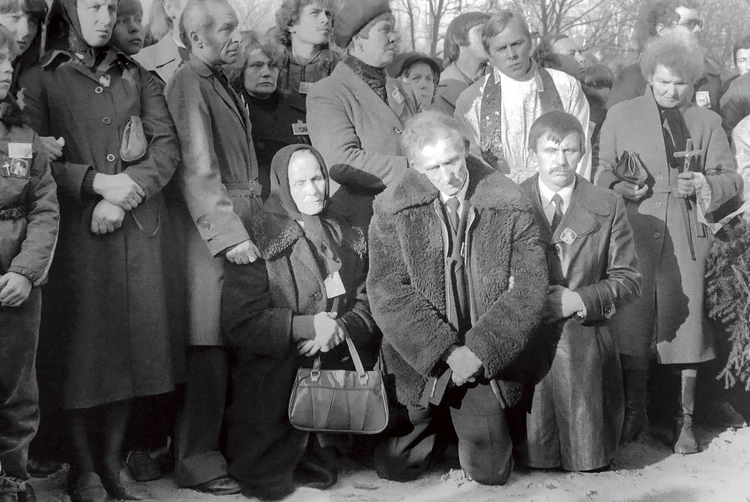 Rodzice ks. Jerzego Marianna i Władysław Popiełuszkowie nad grobem syna w dniu pogrzebu.