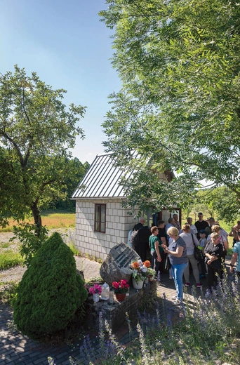 W pobliżu rodzinnego domu ks. Jerzego stoi murowana kapliczka, a przy niej obelisk poświęcony męczennikowi.