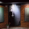 Fotografia przedstawiająca ks. Popiełuszkę autorstwa Macieja Laprusa wita wchodzących do muzeum.