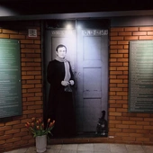 Fotografia przedstawiająca ks. Popiełuszkę autorstwa Macieja Laprusa wita wchodzących do muzeum.