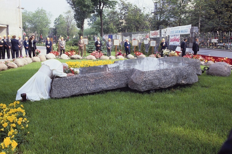 Podczas trzeciej pielgrzymki do Polski, w 1987 r., Jan Paweł II przy grobie ks. Jerzego długo modlił się w ciszy. Nie wygłosił żadnego przemówienia, modlił się na kolanach, całując i obejmując ramionami płytę.