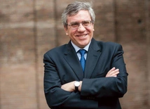 Prof. Cesare Giacomo Zucconi Historyk i politolog. Urodzony w Londynie w 1962 roku. Nauki polityczne i historię stosunków międzynarodowych studiował na Uniwersytecie „La Sapienza” w Rzymie. Tam też mieszka. Obecnie wykłada na Uniwersytecie „Friedrich Schiller” w Jenie w Niemczech. Jest autorem książek i artykułów o dziejach Europy Środkowo- -Wschodniej i historii Kościoła, rozwiązywaniu konfliktów i dialogu międzyreligijnym. należy do Wspólnoty św. Idziego.