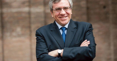 Prof. Cesare Giacomo Zucconi Historyk i politolog. Urodzony w Londynie w 1962 roku. Nauki polityczne i historię stosunków międzynarodowych studiował na Uniwersytecie „La Sapienza” w Rzymie. Tam też mieszka. Obecnie wykłada na Uniwersytecie „Friedrich Schiller” w Jenie w Niemczech. Jest autorem książek i artykułów o dziejach Europy Środkowo- -Wschodniej i historii Kościoła, rozwiązywaniu konfliktów i dialogu międzyreligijnym. należy do Wspólnoty św. Idziego.