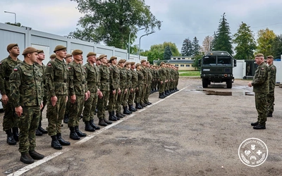 Żołnierze Ośrodka Reprezentacyjnego WOT pomagają powodzianom