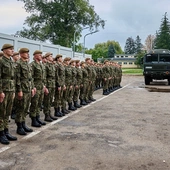 Żołnierze Ośrodka Reprezentacyjnego WOT pomagają powodzianom