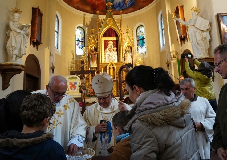 W sanktuarium NMP Różańcowej z Kresów w Nowolesiu