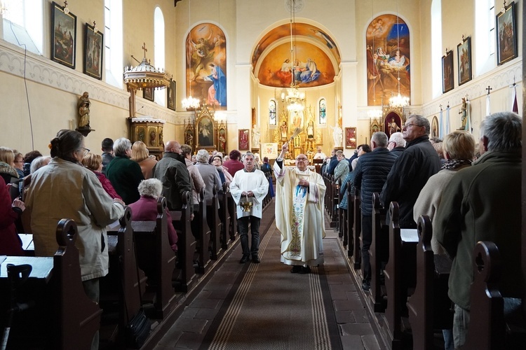 W sanktuarium NMP Różańcowej z Kresów w Nowolesiu