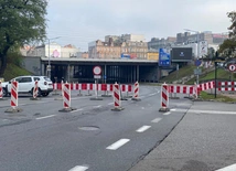 Katowice. Zamknięta ulica Mikołowska pod wiaduktem