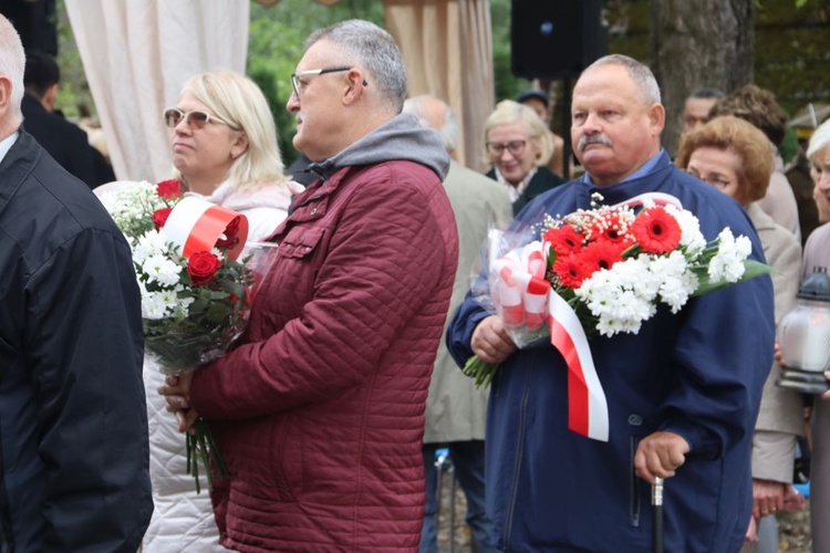 Uroczystości przy Pomniku Ofiar Ludobójstwa na Kresach Wschodnich w zielonogórskiej Łężycy