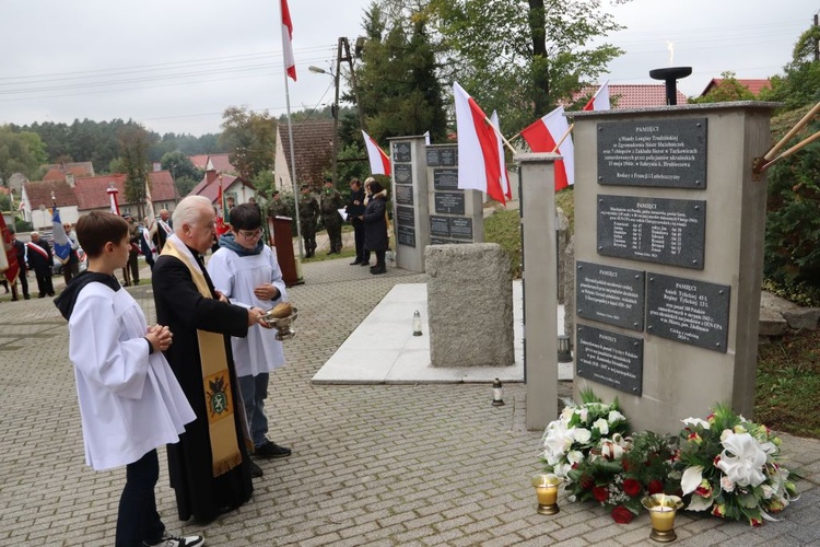 Uroczystości przy Pomniku Ofiar Ludobójstwa na Kresach Wschodnich w zielonogórskiej Łężycy