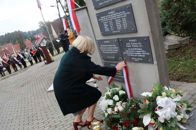 Uroczystości przy Pomniku Ofiar Ludobójstwa na Kresach Wschodnich w zielonogórskiej Łężycy