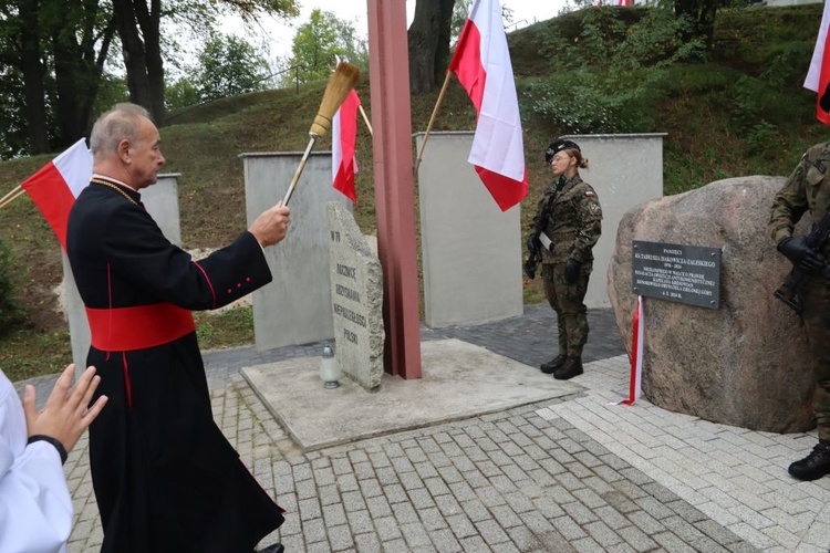 Uroczystości przy Pomniku Ofiar Ludobójstwa na Kresach Wschodnich w zielonogórskiej Łężycy