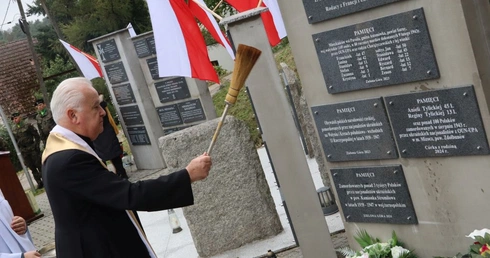 Uroczystości przy Pomniku Ofiar Ludobójstwa na Kresach Wschodnich w zielonogórskiej Łężycy