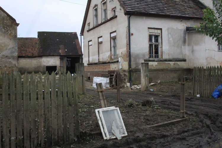 Wronów (parafia Skorogoszcz) prawie cztery tygodnie po powodzi