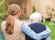 „Babcia ucieka, nie pamięta nas”. Opiekunowie – ukryte ofiary alzheimera?