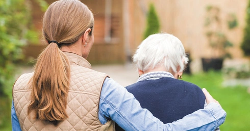 „Babcia ucieka, nie pamięta nas”. Opiekunowie – ukryte ofiary alzheimera?