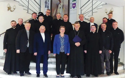 	Kapłani posługujący w szpitalach z bp. Romanem Pindlem i prelegentką – szefową Hospicjum św. Kamila. 