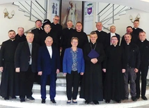 	Kapłani posługujący w szpitalach z bp. Romanem Pindlem i prelegentką – szefową Hospicjum św. Kamila. 