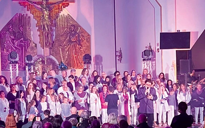 Chórzyści w łękawickiej świątyni.