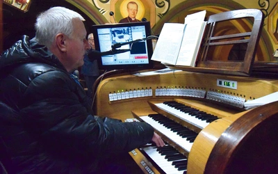 	Na tym samym instrumencie gra już ponad cztery dekady.