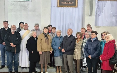 	Uczestnicy nabożeństwa przy nowym obrazie.